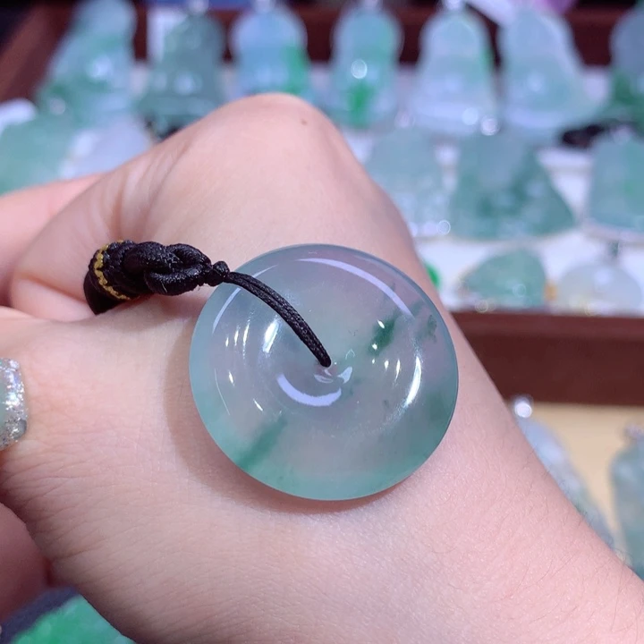 翡翠未镶嵌颈饰平安扣