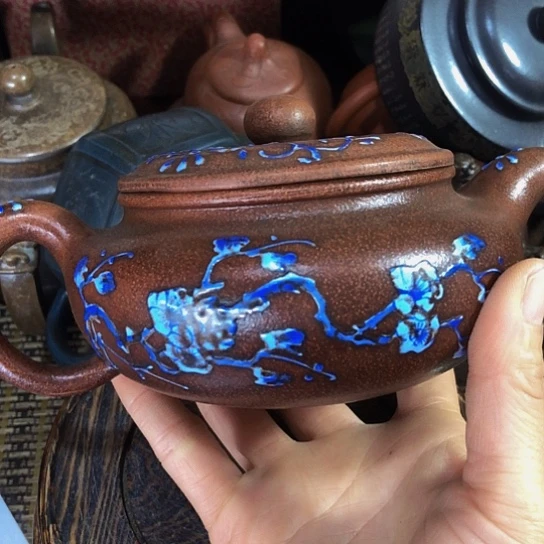 茶壶紫砂原矿泥料手工制作的一把紫砂壶。