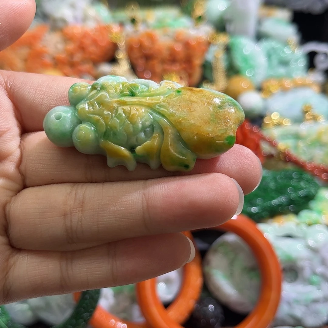 翡翠未镶嵌颈饰待编织