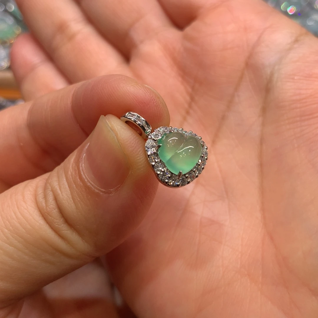 翡翠18K金镶嵌颈饰小吊坠