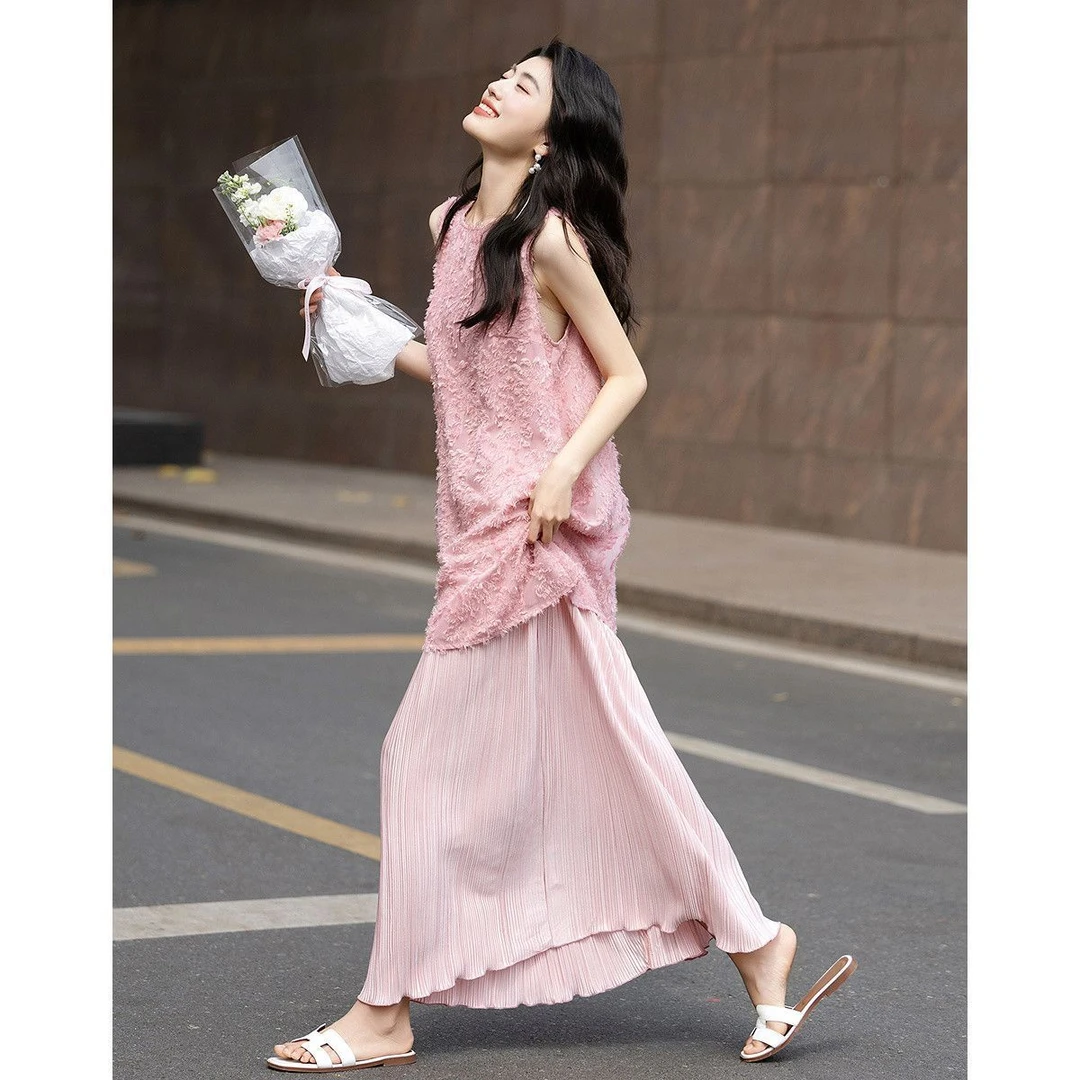 假两件立体剪花连衣裙女2025夏季新款优雅风无袖压褶直筒长裙