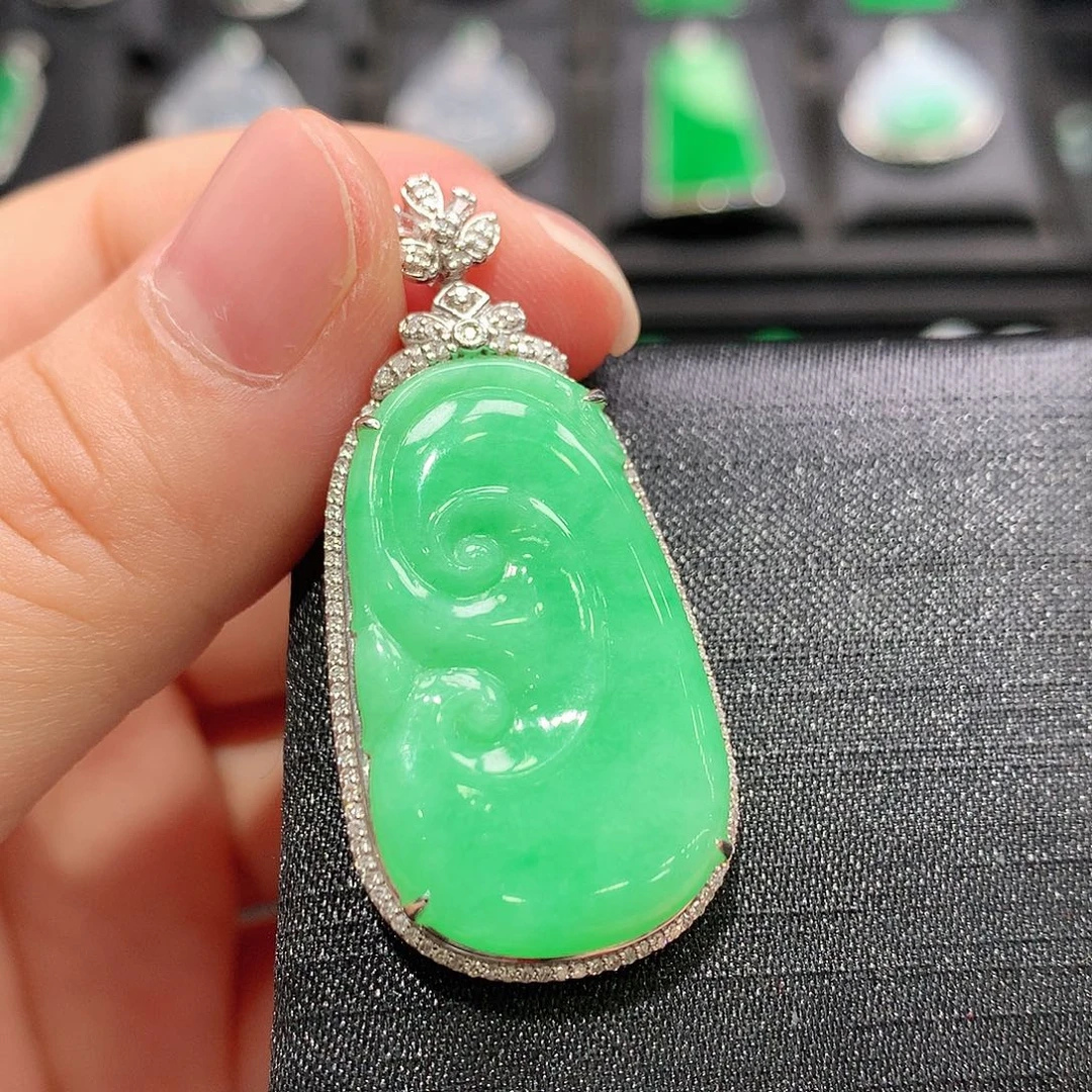 颈饰18K金镶嵌翡翠如意