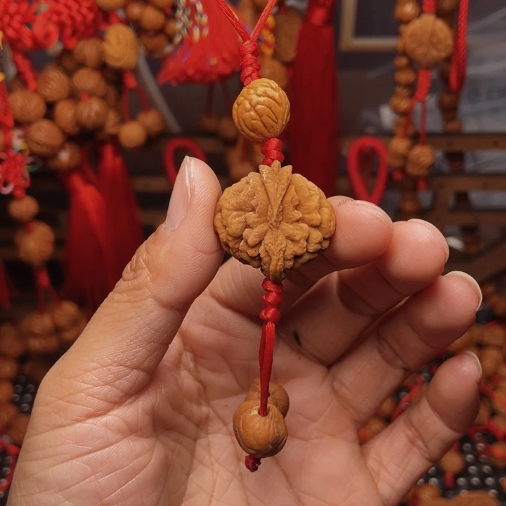木质类龙纹桃枭挂件