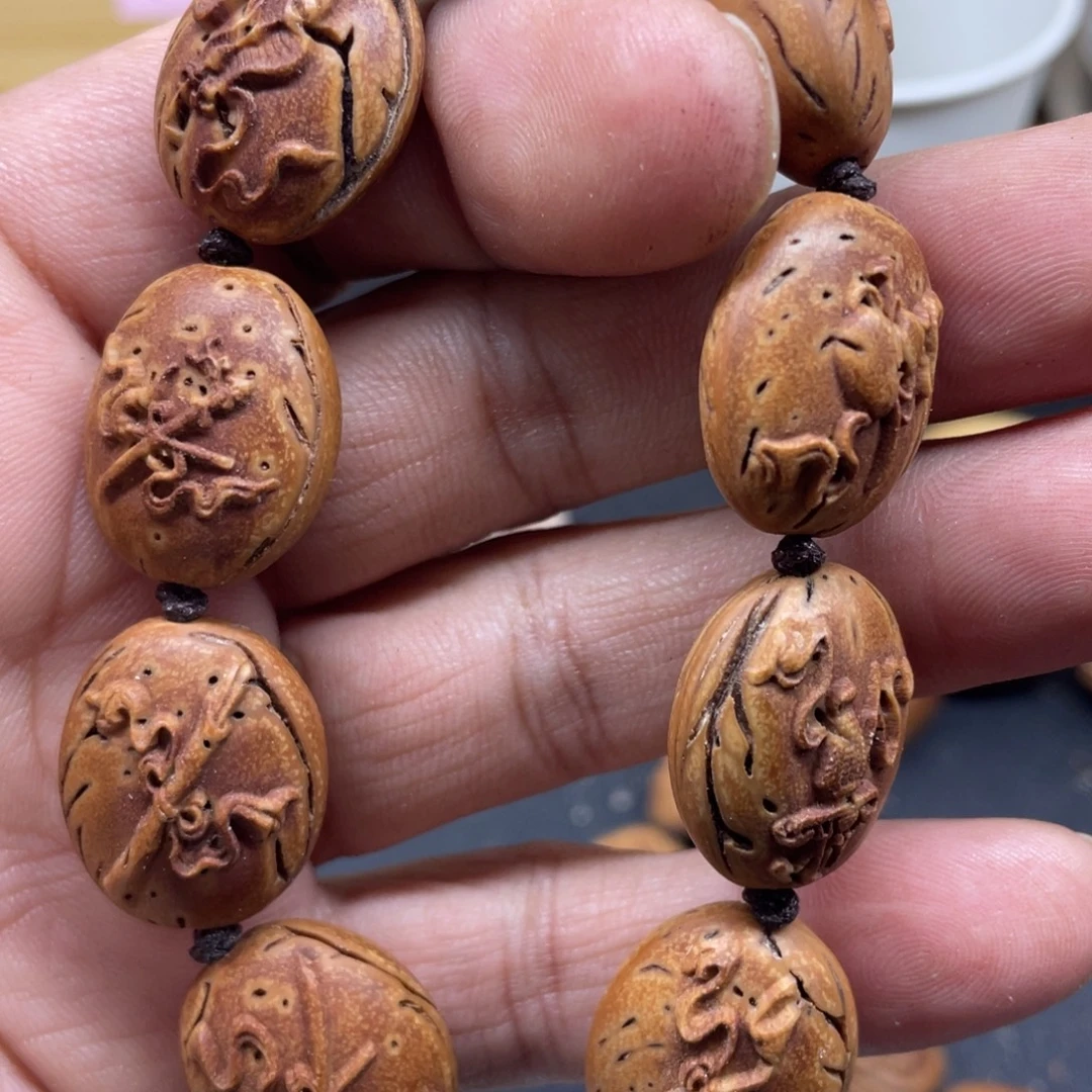 桃核雕刻暗八仙的