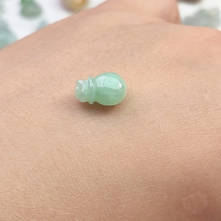 翡翠未镶嵌颈饰钱袋