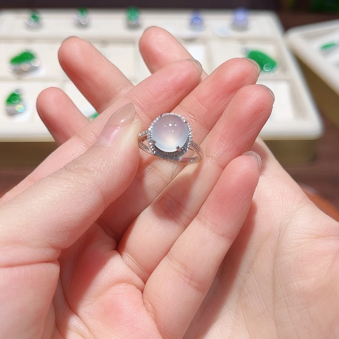 翡翠18K金镶嵌戒指白冰