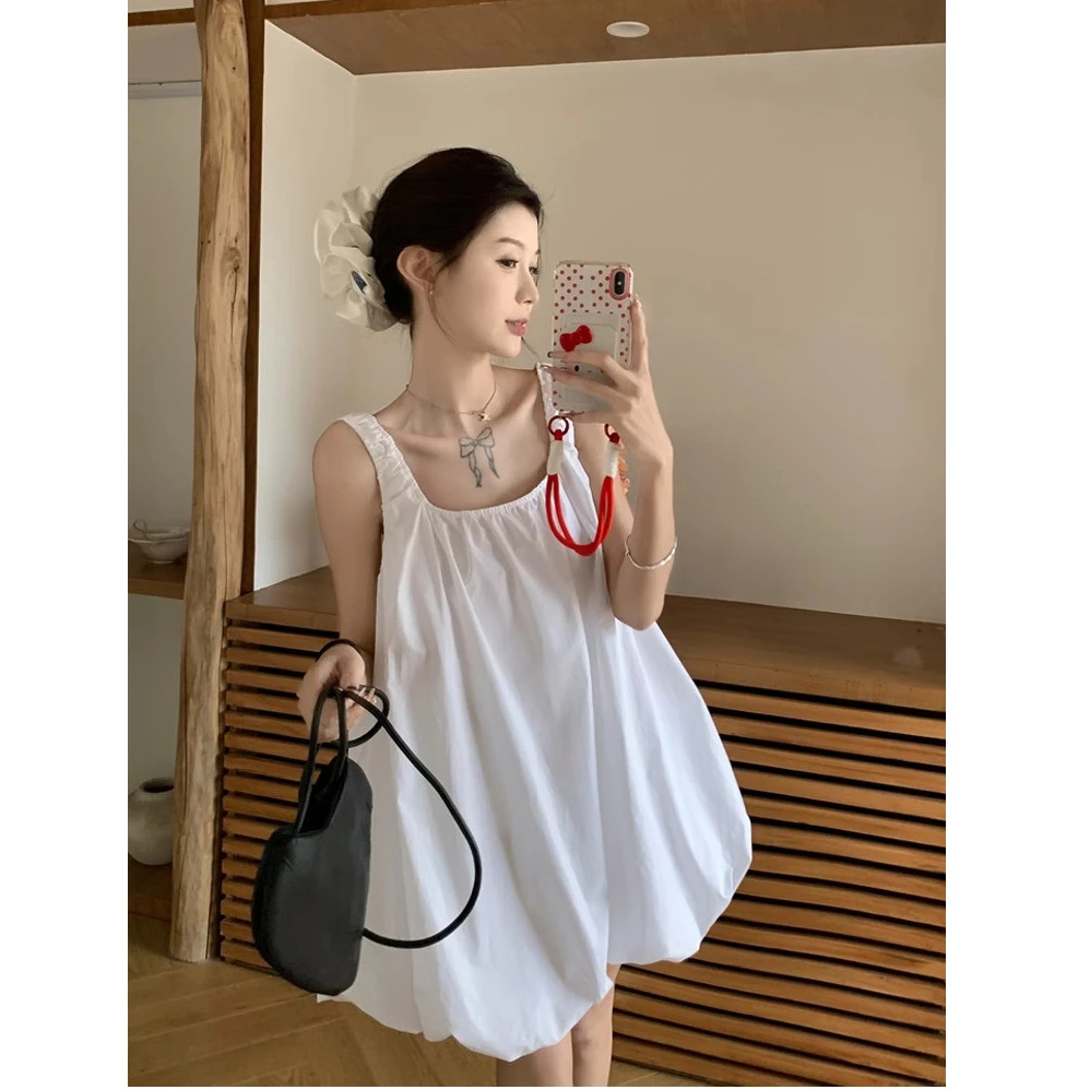 白色无袖宽松短裙夏季文艺复古气质连衣裙花苞露背褶皱吊带背心女