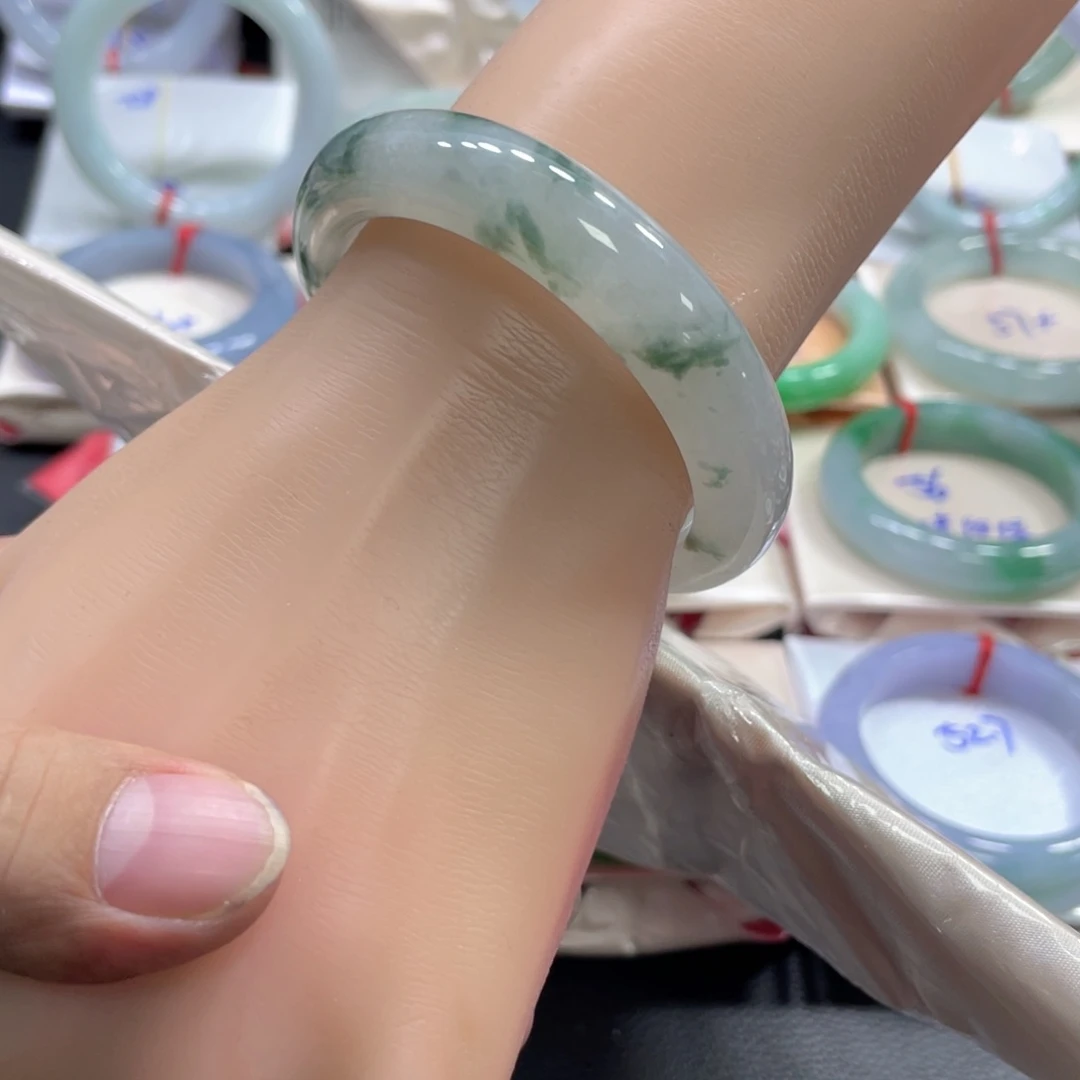 翡翠手镯未镶嵌翡翠