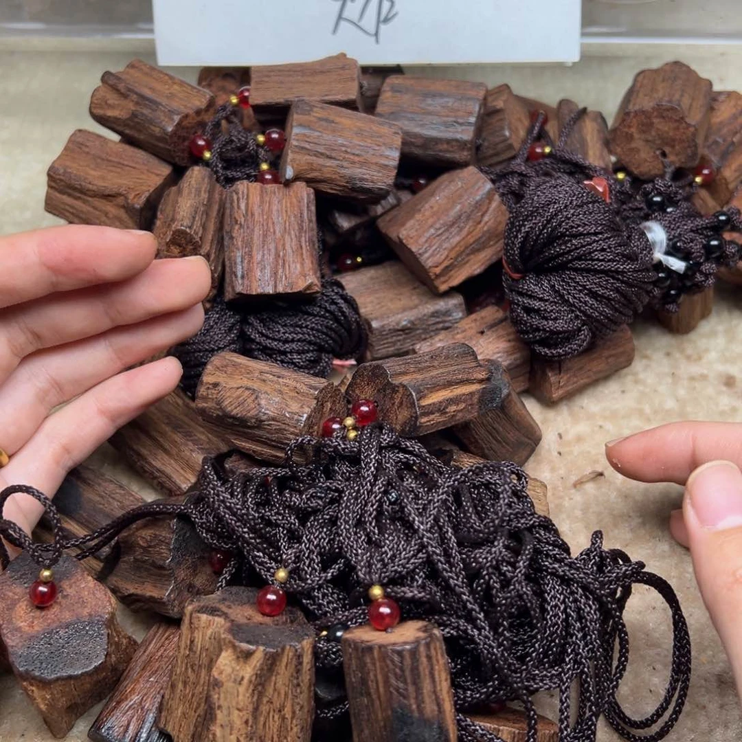 木降真香原木小吊坠（大小不一）