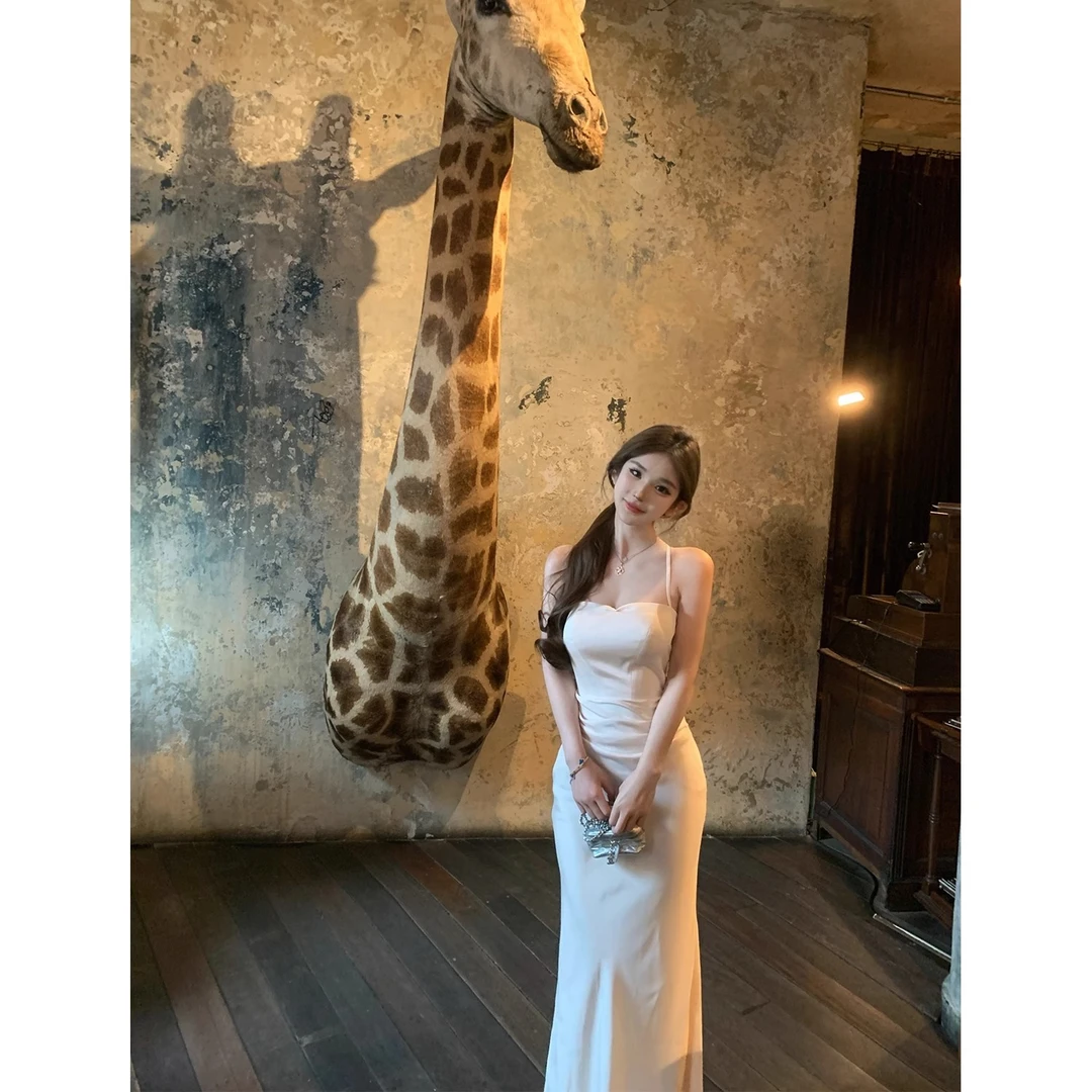 【流光袅袅】夏季宴会设计感春夏后背花朵拼接收腰缎面吊带连衣裙女