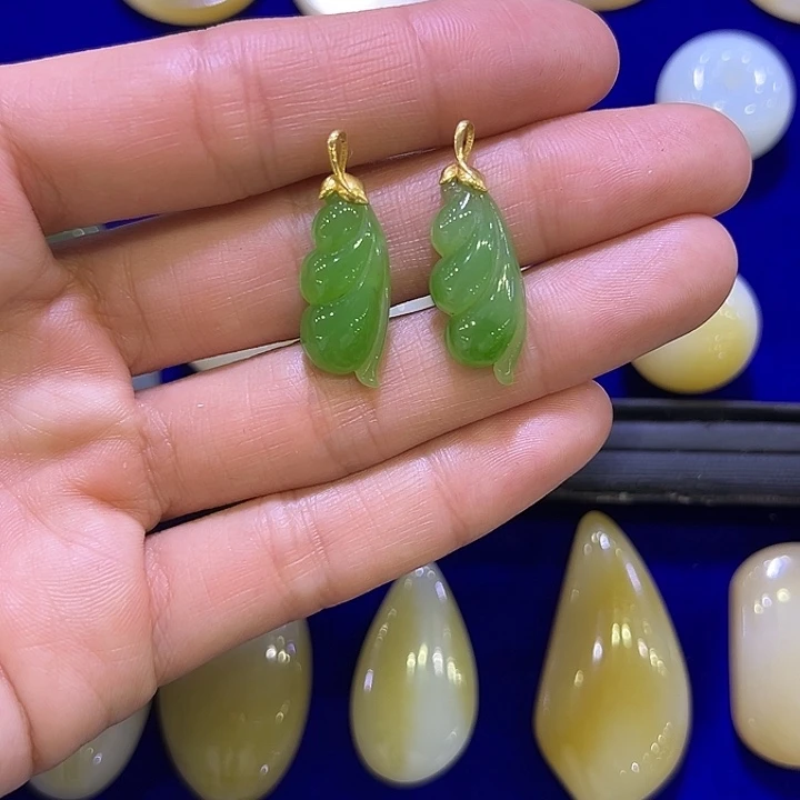 和田玉18K金镶嵌颈饰拍一发一随机发货