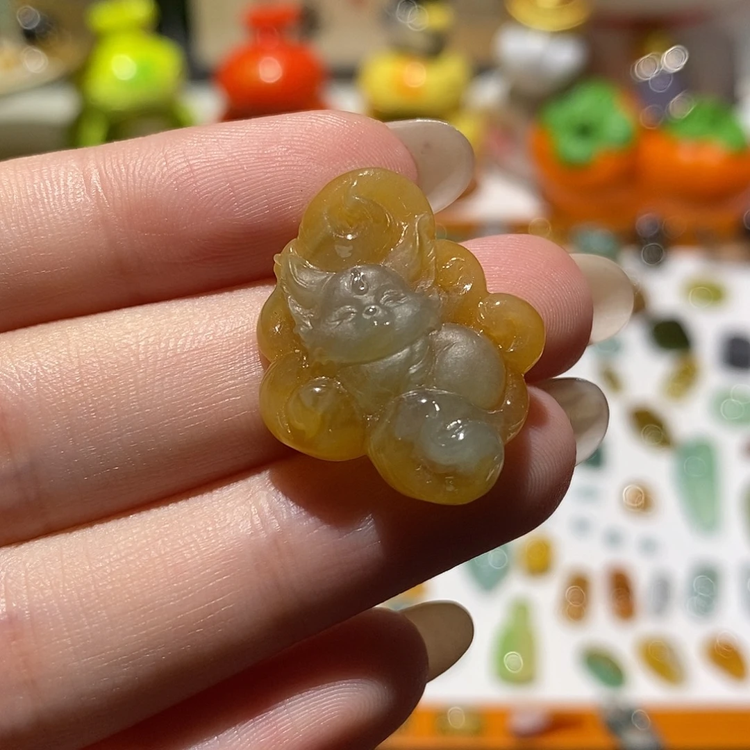 翡翠未镶嵌颈饰九尾狐