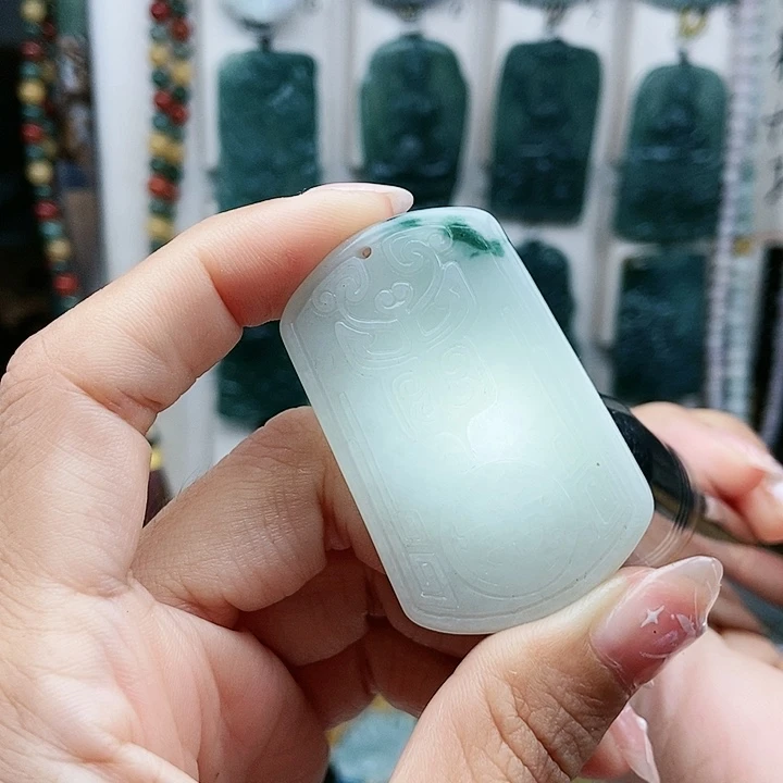 颈饰足铂镶嵌翡翠翡翠