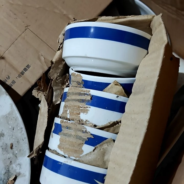 摆件盘子碗茶壶啥都有