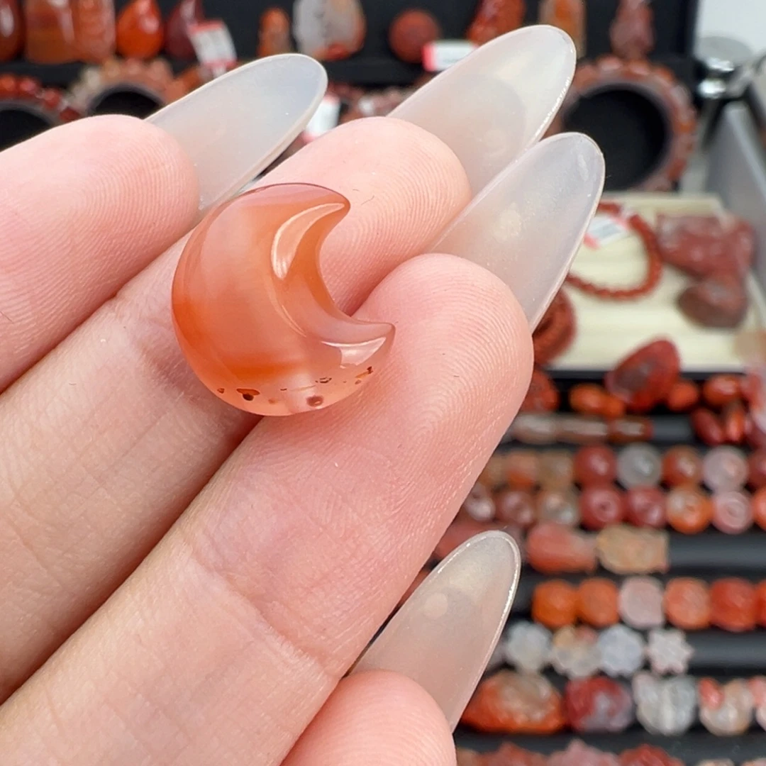 南红玛瑙未镶嵌颈饰月亮