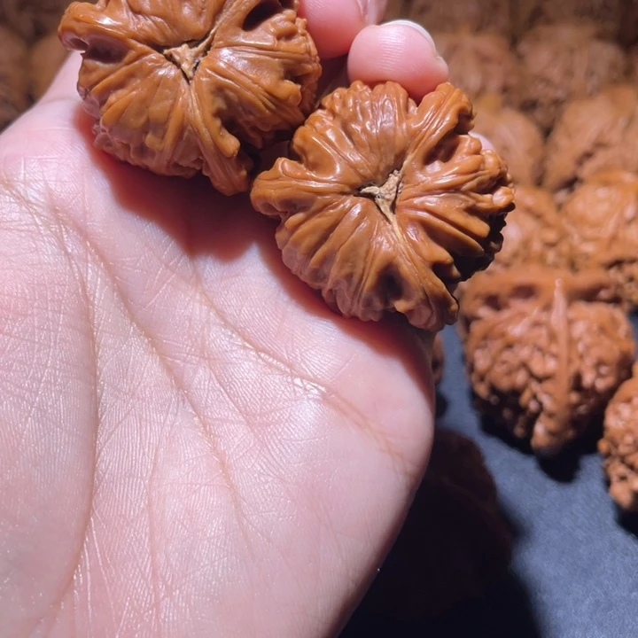 包***天吊坠桃核小妹三棱