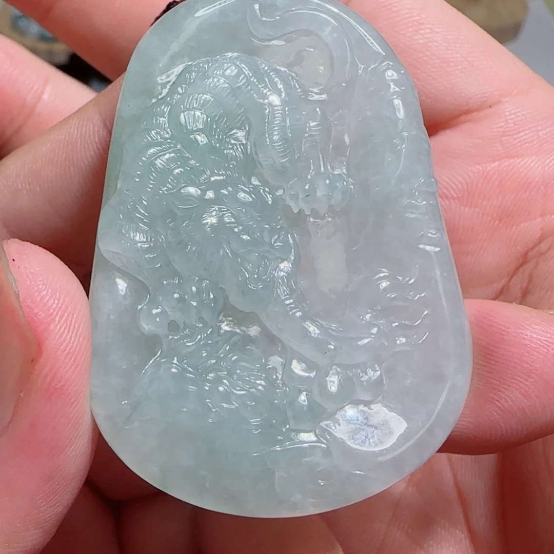 翡翠未镶嵌颈饰虎牌