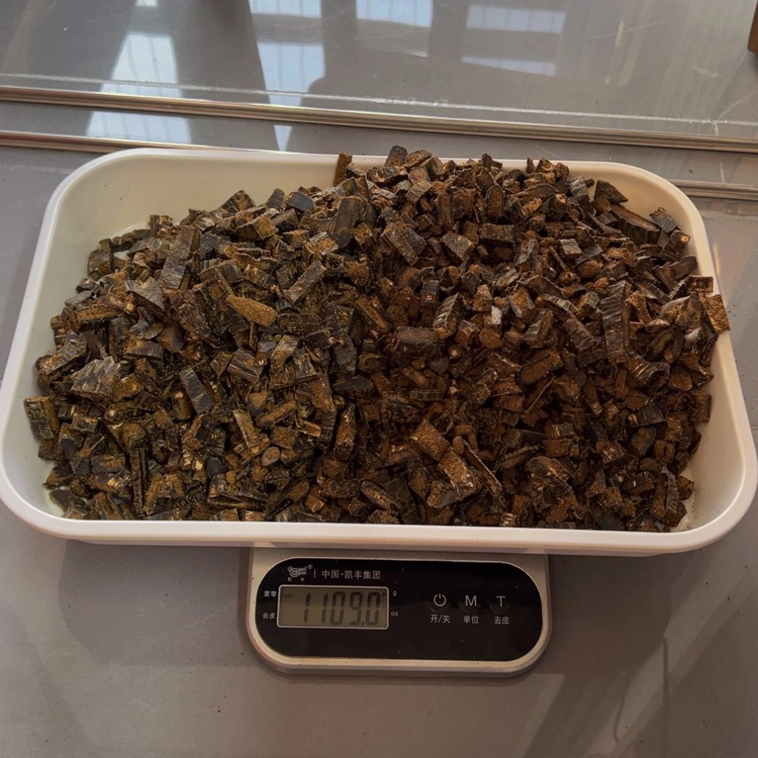 沉香木手把件绿奇楠沉香高油锯口料1109克