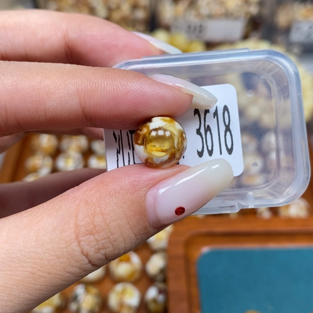 蜜蜡未镶嵌珠宝奇石3618