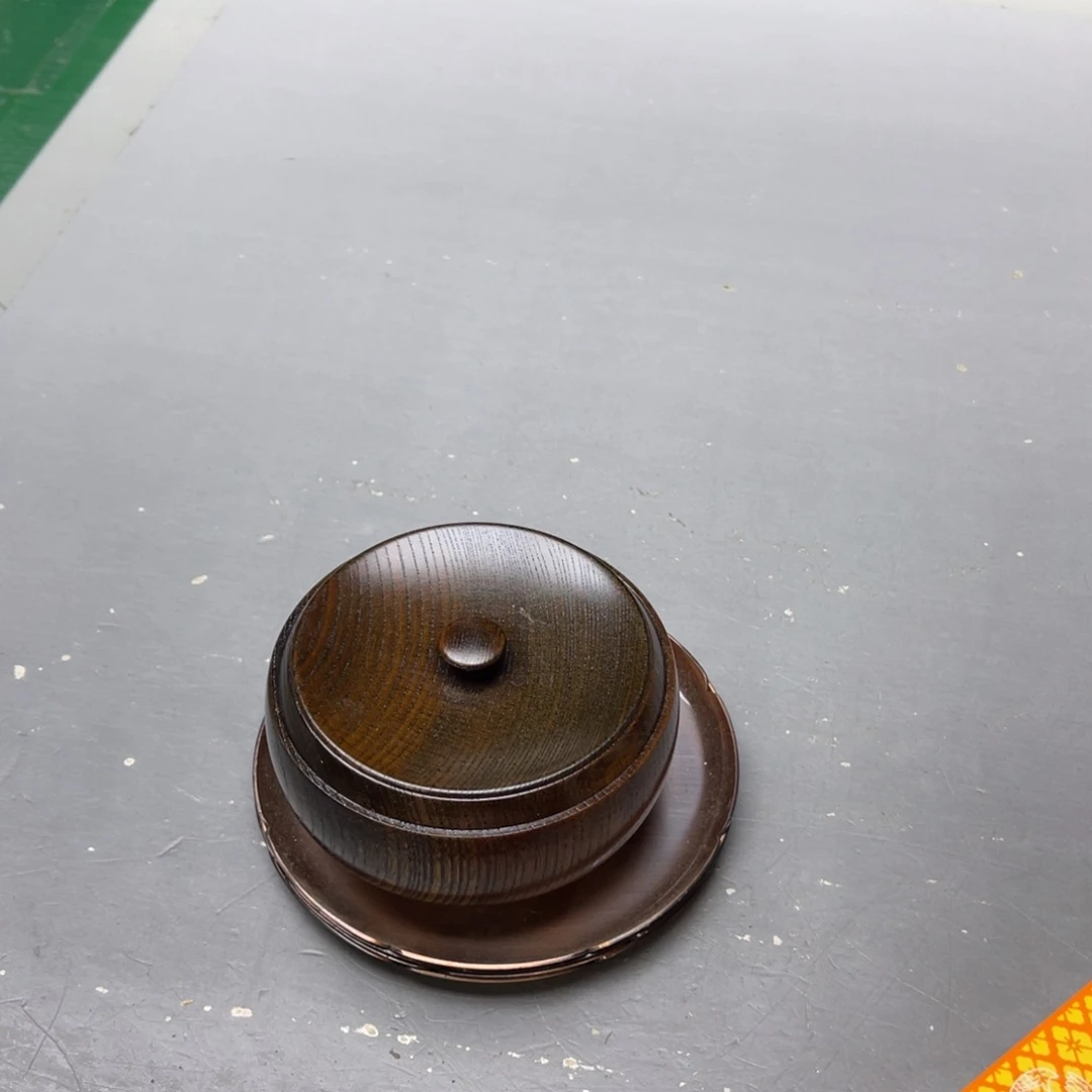 令***冲瓷片密密麻麻地铺满一