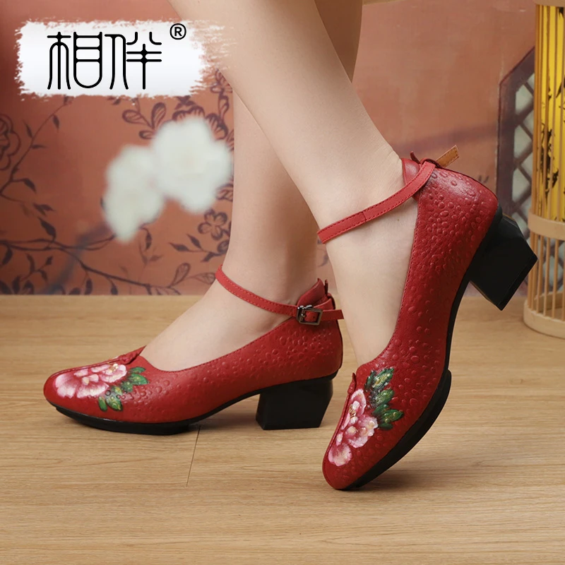 相伴真皮复古女士羊皮单鞋粗跟红色民族风中老年国风高跟鞋53243