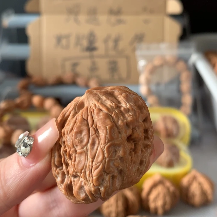 年***贝吊坠文玩核桃异形单只，有瑕疵