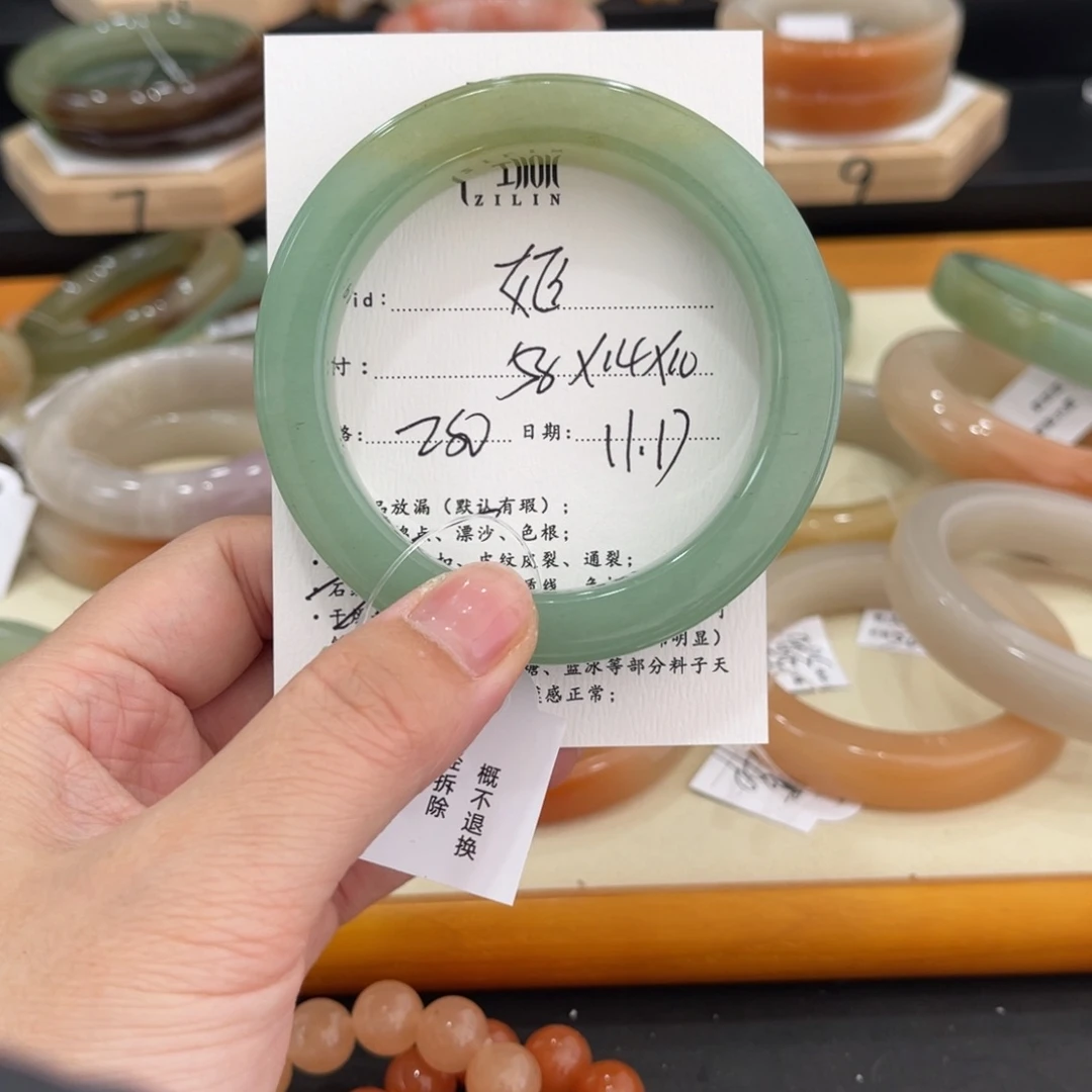 未镶嵌手镯石英质玉滝****麻