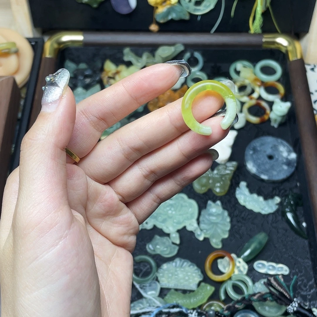 蛇纹石玉未镶嵌颈饰耳骨夹