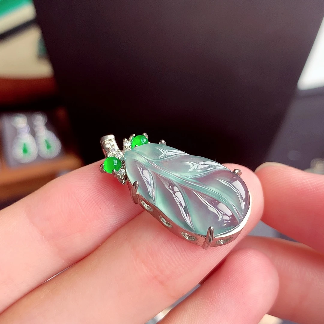 翡翠未镶嵌颈饰挂件