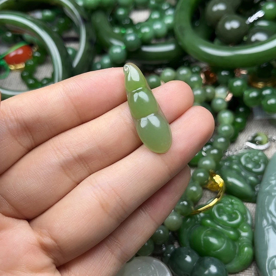 颈饰未镶嵌和田玉（碧玉）