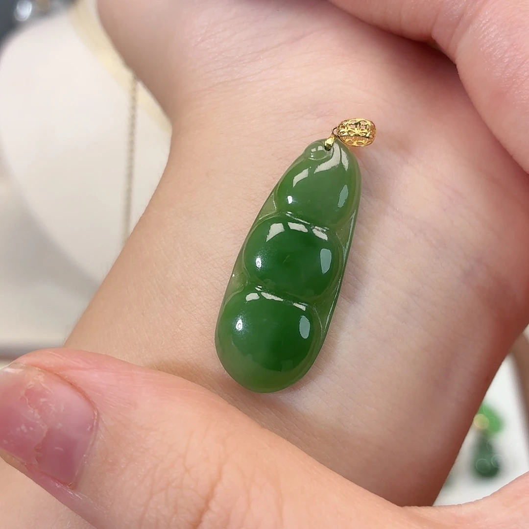 晓***颈饰18K金镶嵌和田玉（碧玉）