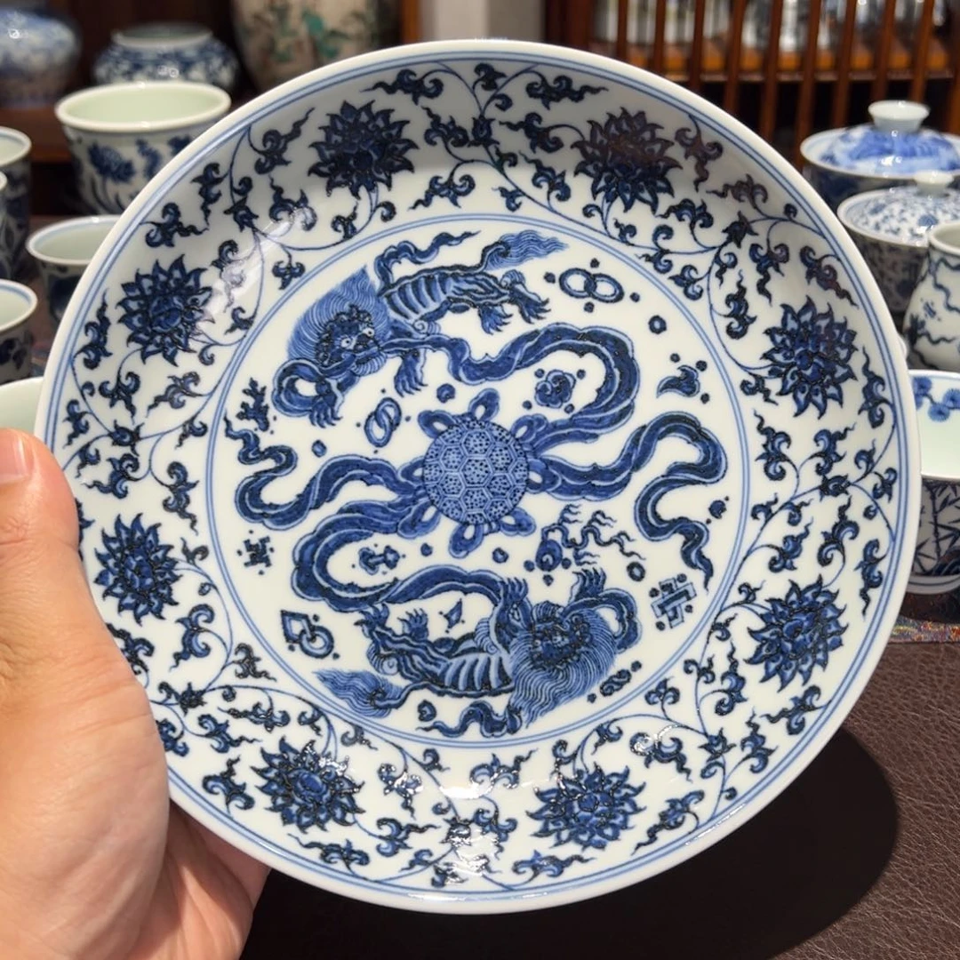 精品青花缠枝莲狮子戏球壶承赏盘直径约20.5厘米