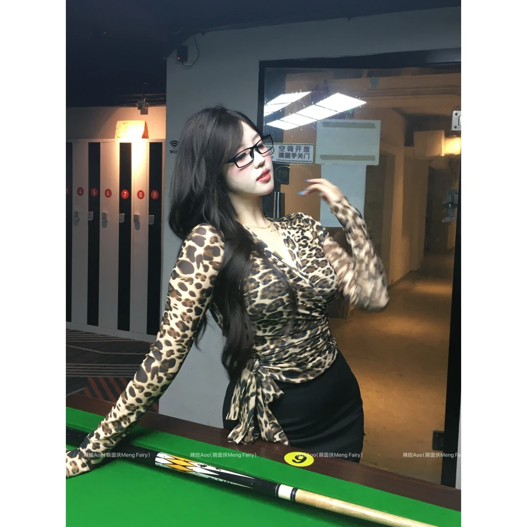 萌面侠辣姣【女人味十足】性感魅惑双层V领交叉修身显瘦上衣6251B