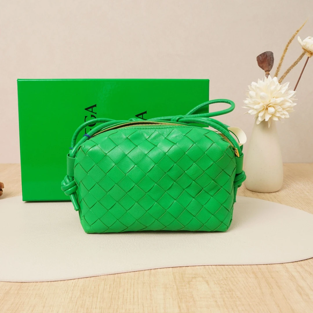 95新 BOTTEGA VENETA/葆蝶家 BVloop编织相机mini鹦鹉绿/DS026227