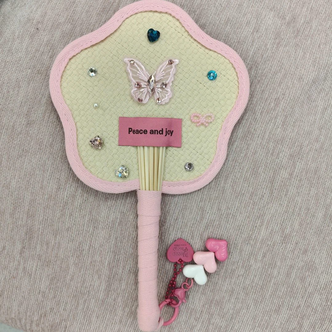 嫩红色彩色镶钻扇子