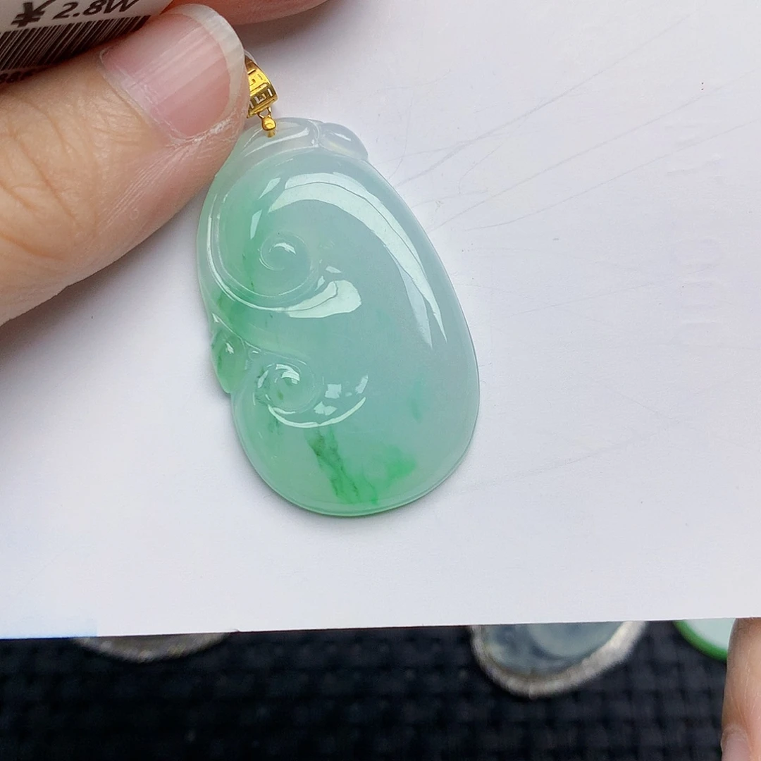 翡翠18K金镶嵌颈饰如意