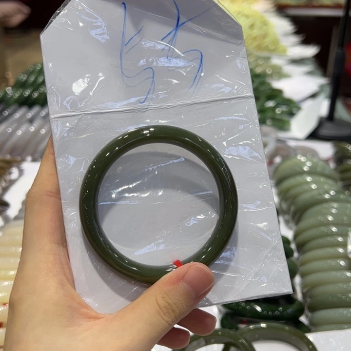千***梅和田玉手镯未镶嵌