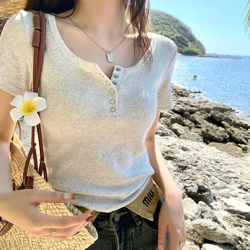 正肩t恤女夏季修身短款2025新款纽扣打底衫独特纯色短袖纯棉上衣