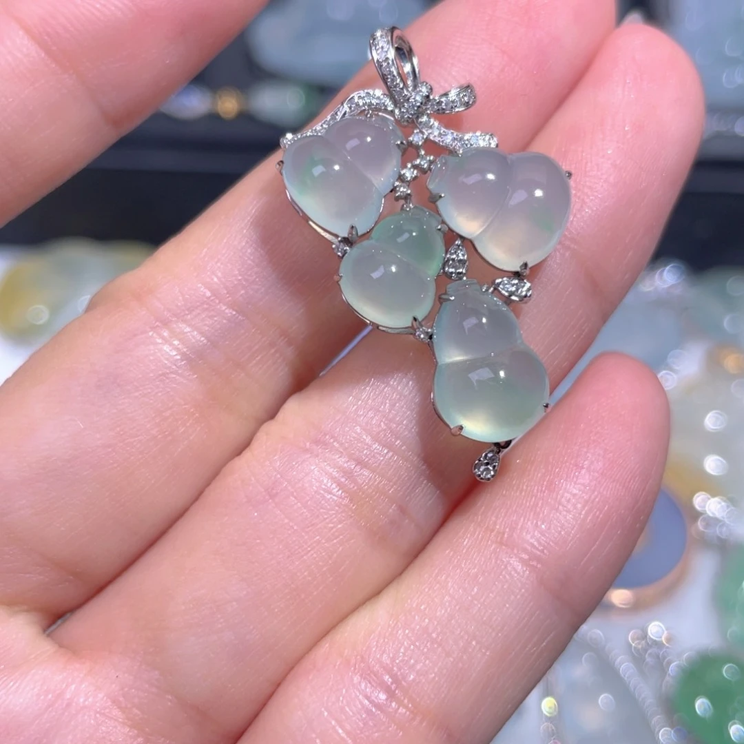 颈饰18K金镶嵌翡翠?***翡翠