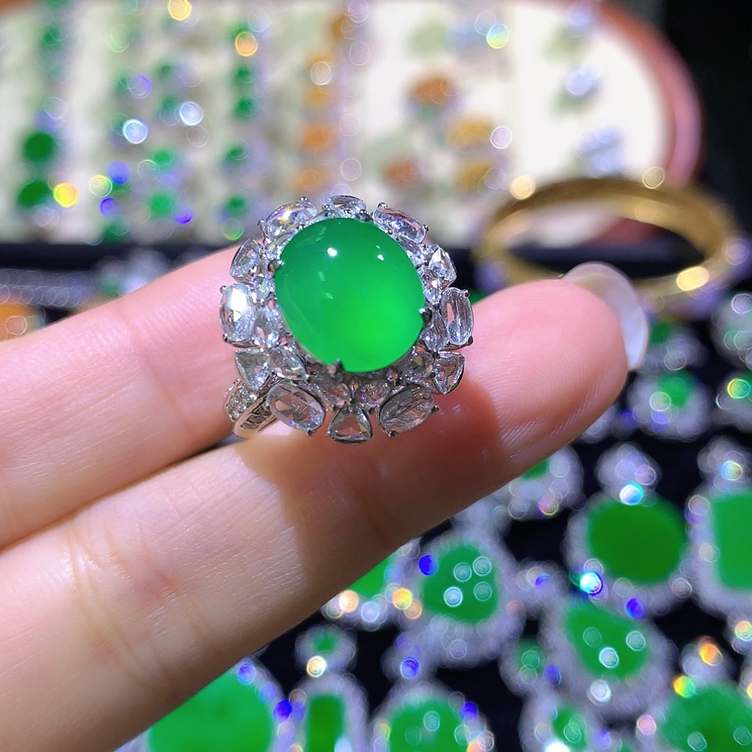 翡翠18K金镶嵌戒指高冰满绿蛋面戒指