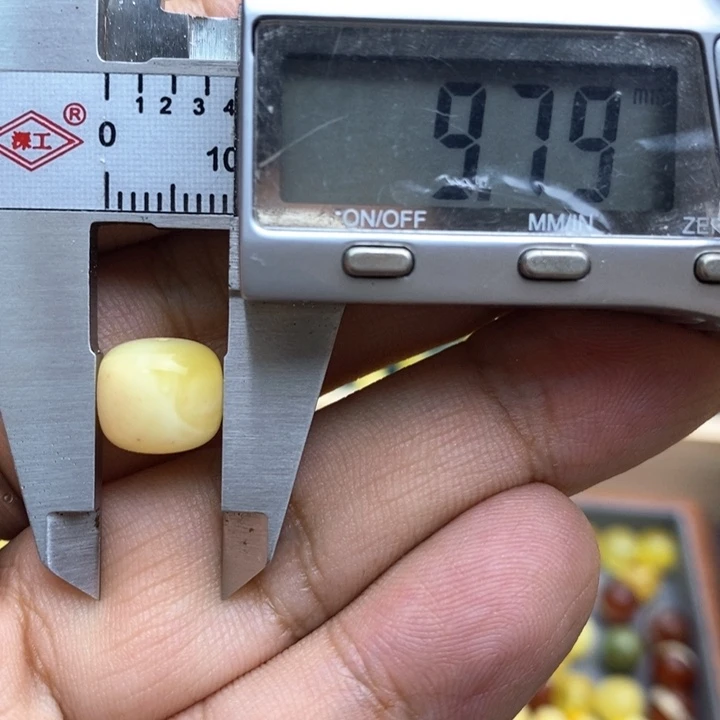 琥珀裸石未镶嵌47号9.8*8.8微瑕