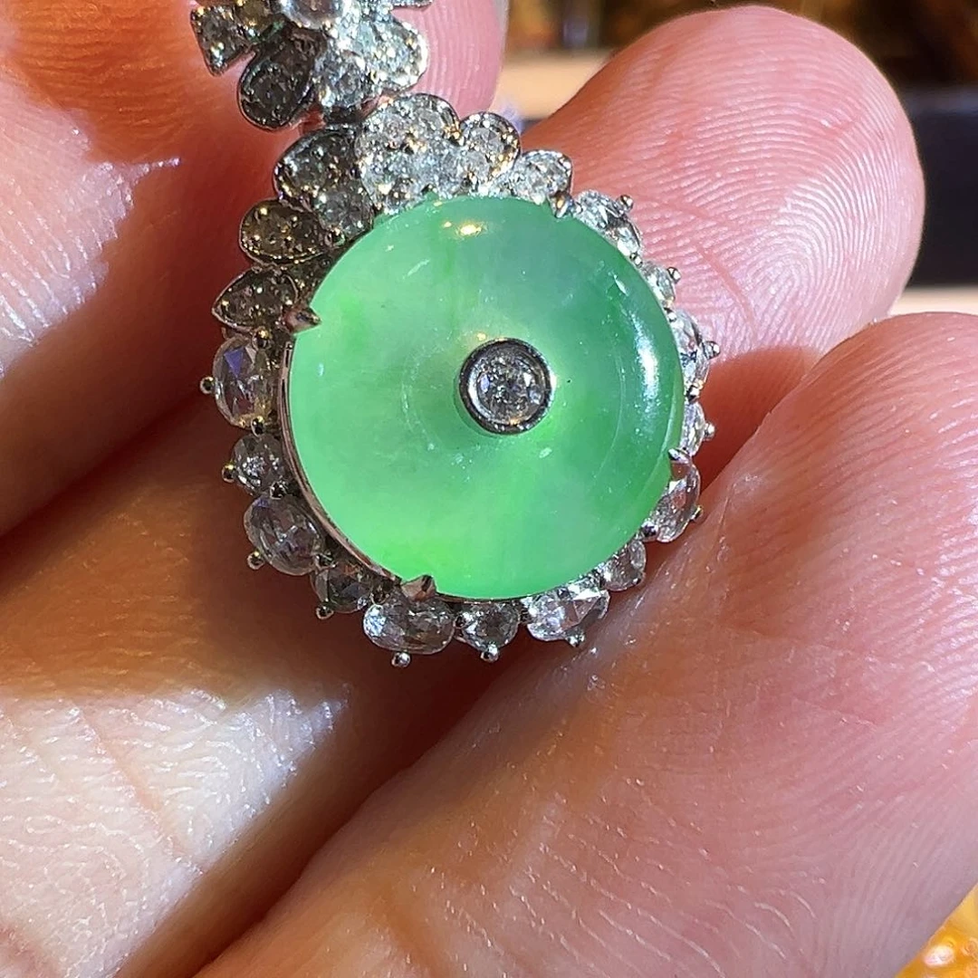 翡翠颈饰18K金镶嵌高冰种平安扣飘花