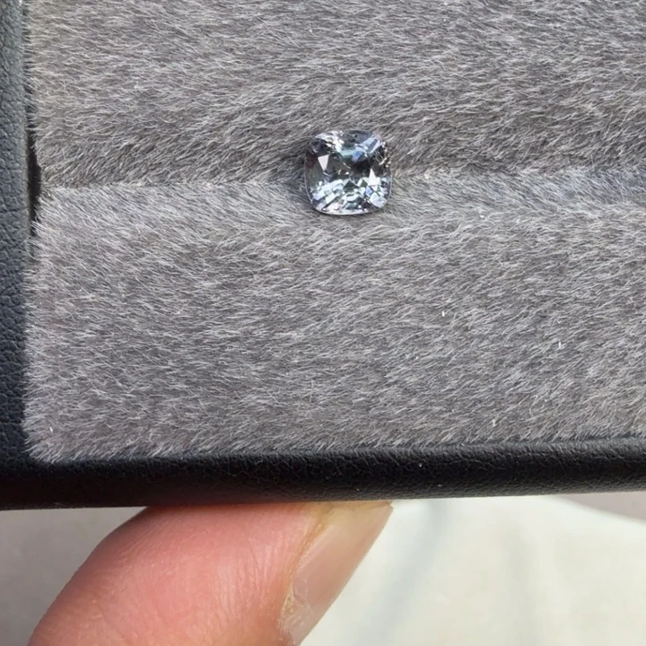 尖晶石裸石1.05克拉金属灰