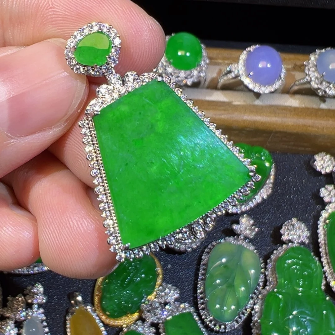 翡翠18K金镶嵌颈饰