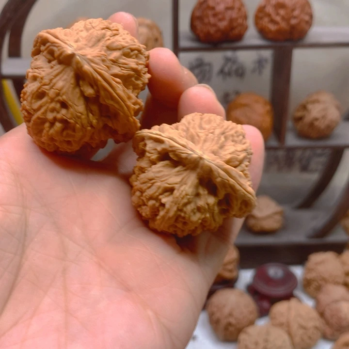 沧***士吊坠文玩核桃带打底