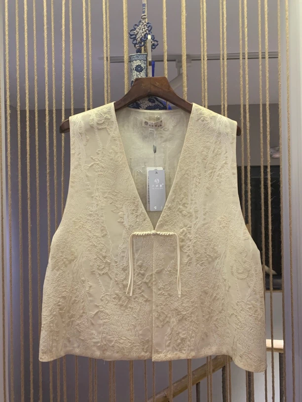 米白树枝花欧根纱V领坎肩