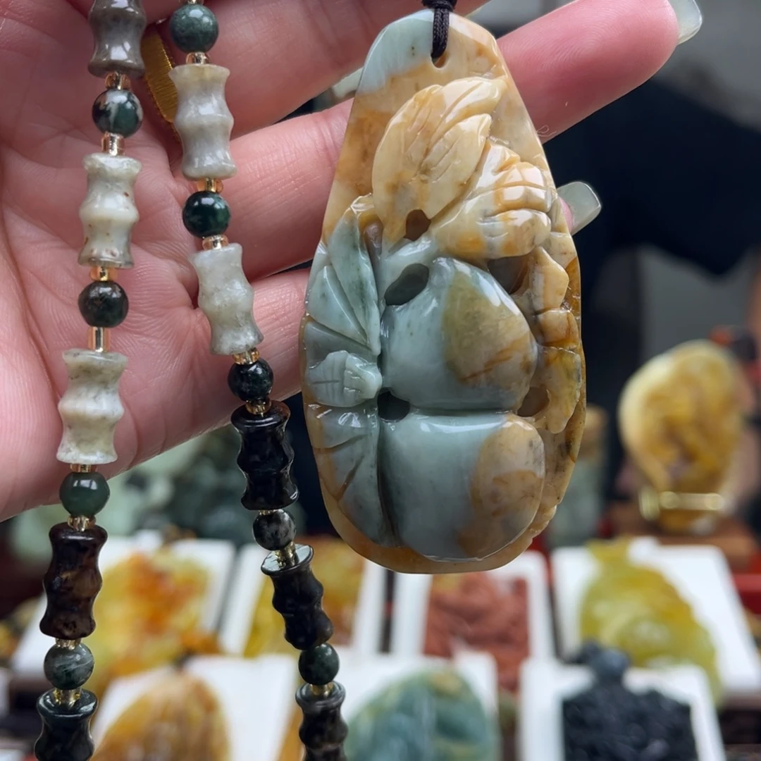 蛇纹石玉未镶嵌颈饰挂件