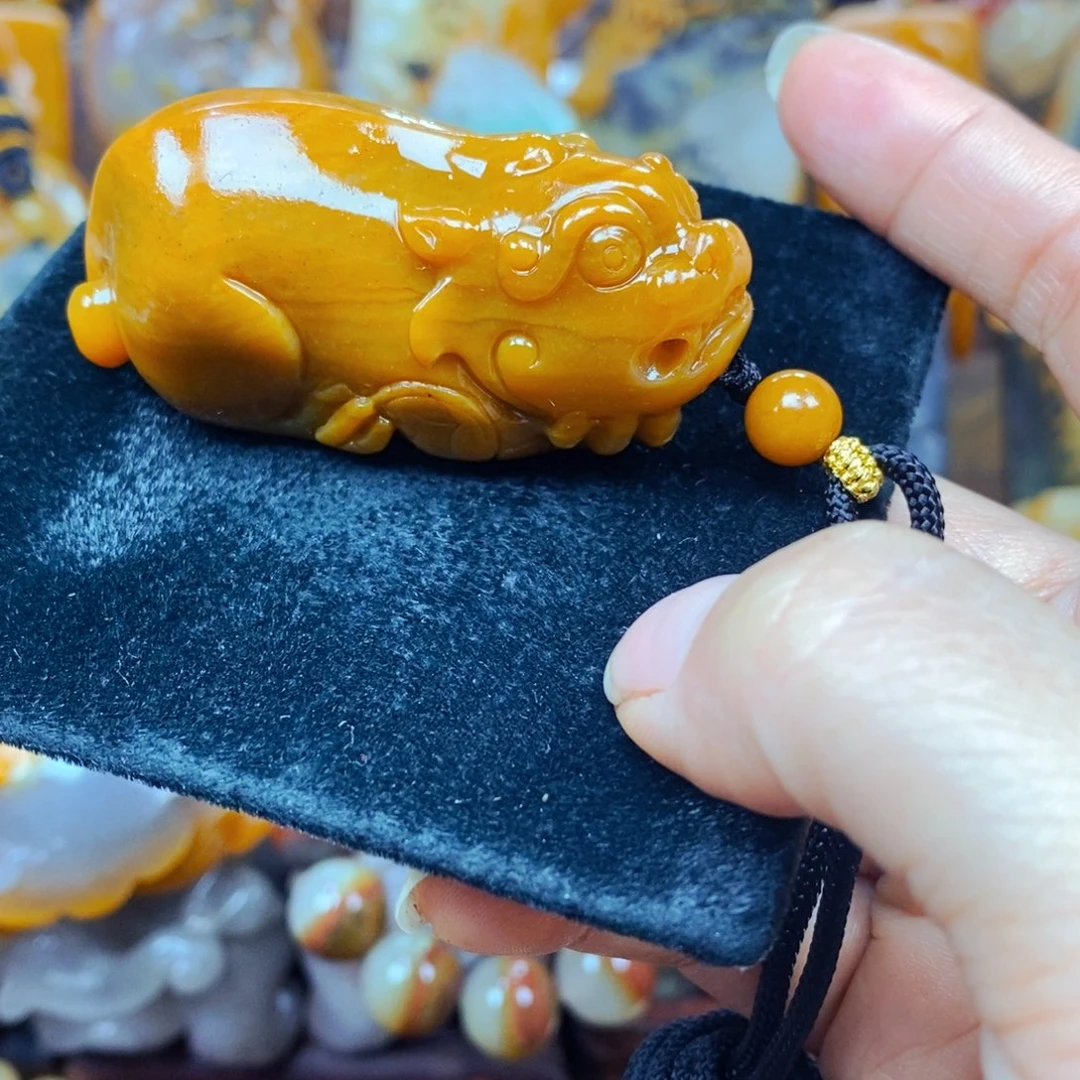 未镶嵌石英质玉（黄龙玉）颈饰