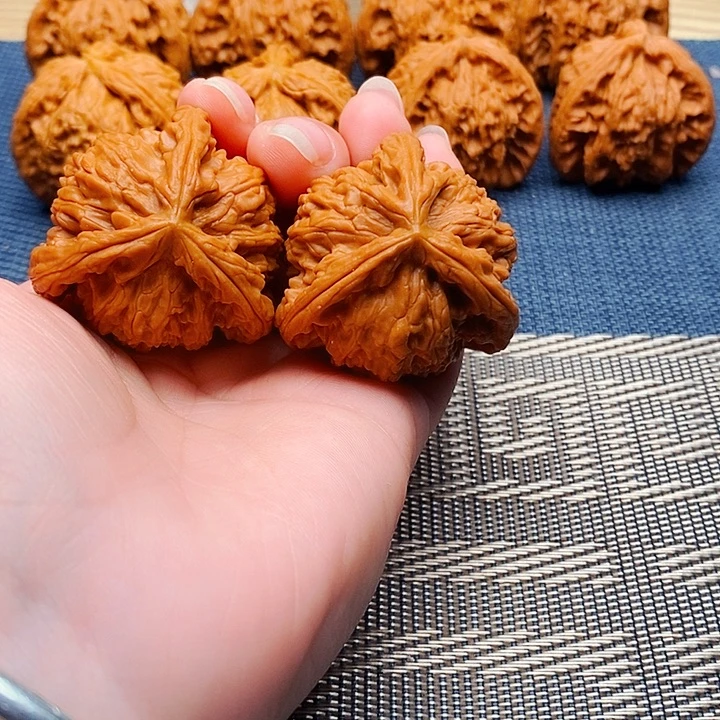 大***明文玩核桃吊坠三棱