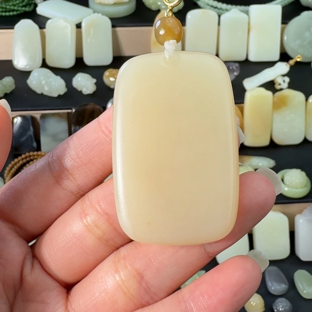 l***l和田玉未镶嵌颈饰